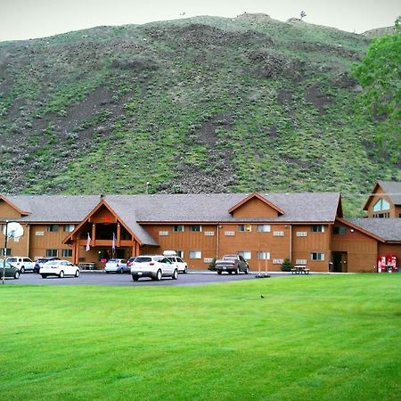 Yellowstone Village Inn And Suites Gardiner Exterior photo