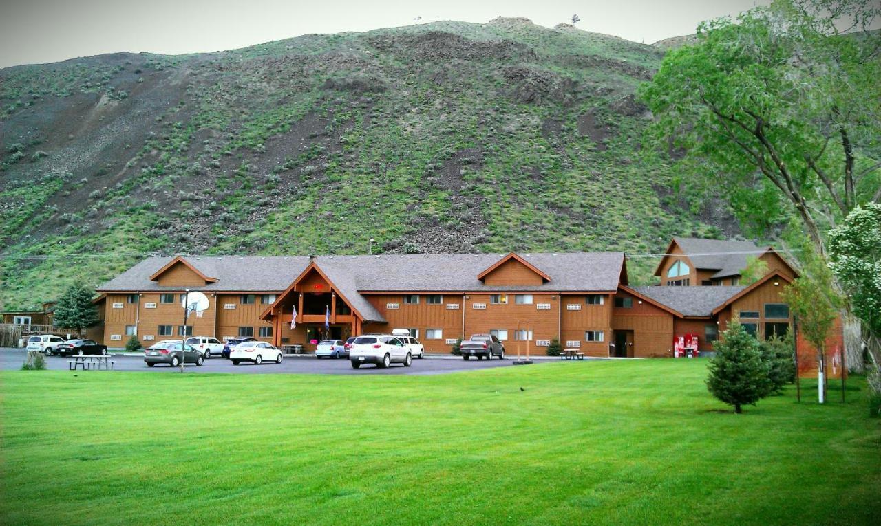 Yellowstone Village Inn And Suites Gardiner Exterior photo