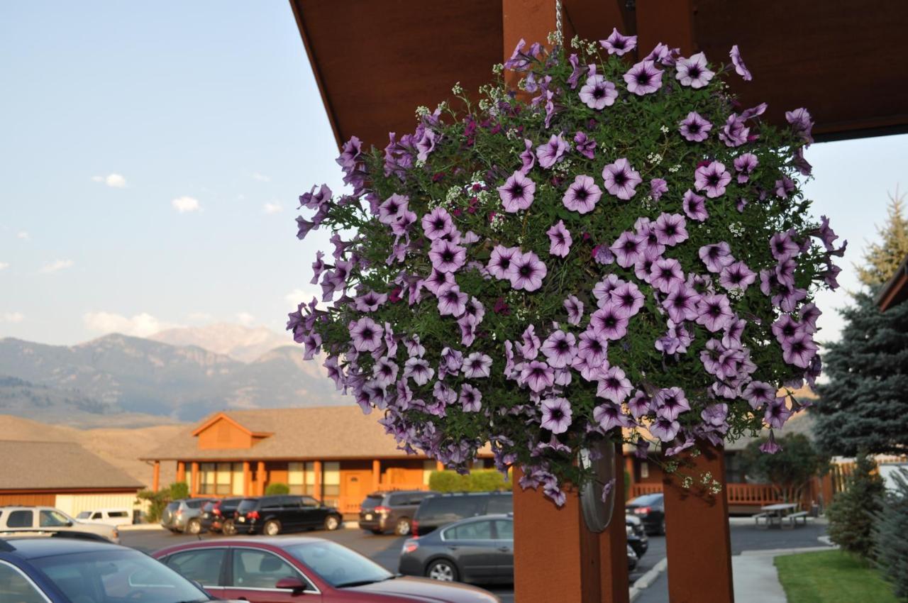 Yellowstone Village Inn And Suites Gardiner Exterior photo