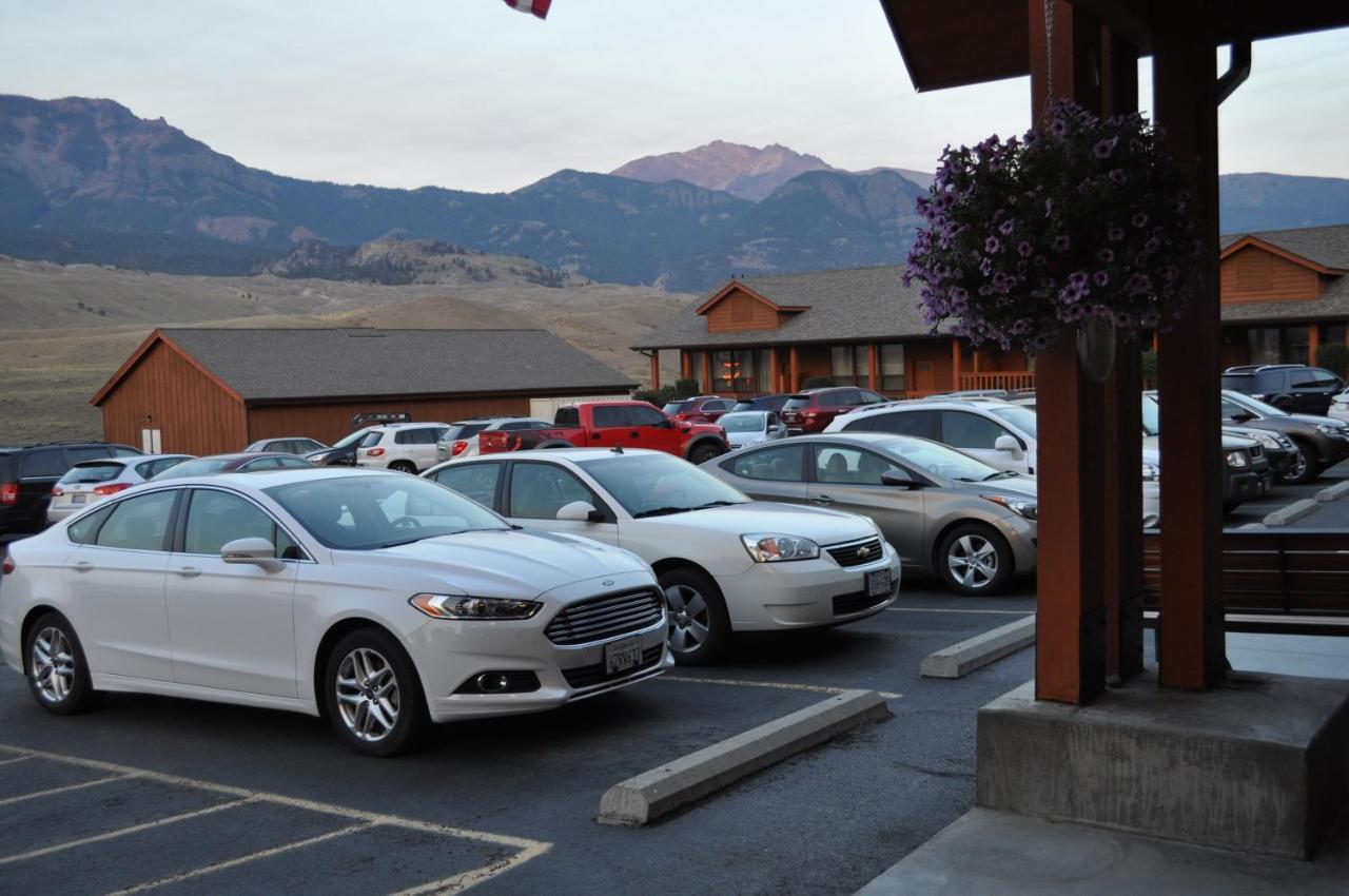 Yellowstone Village Inn And Suites Gardiner Exterior photo