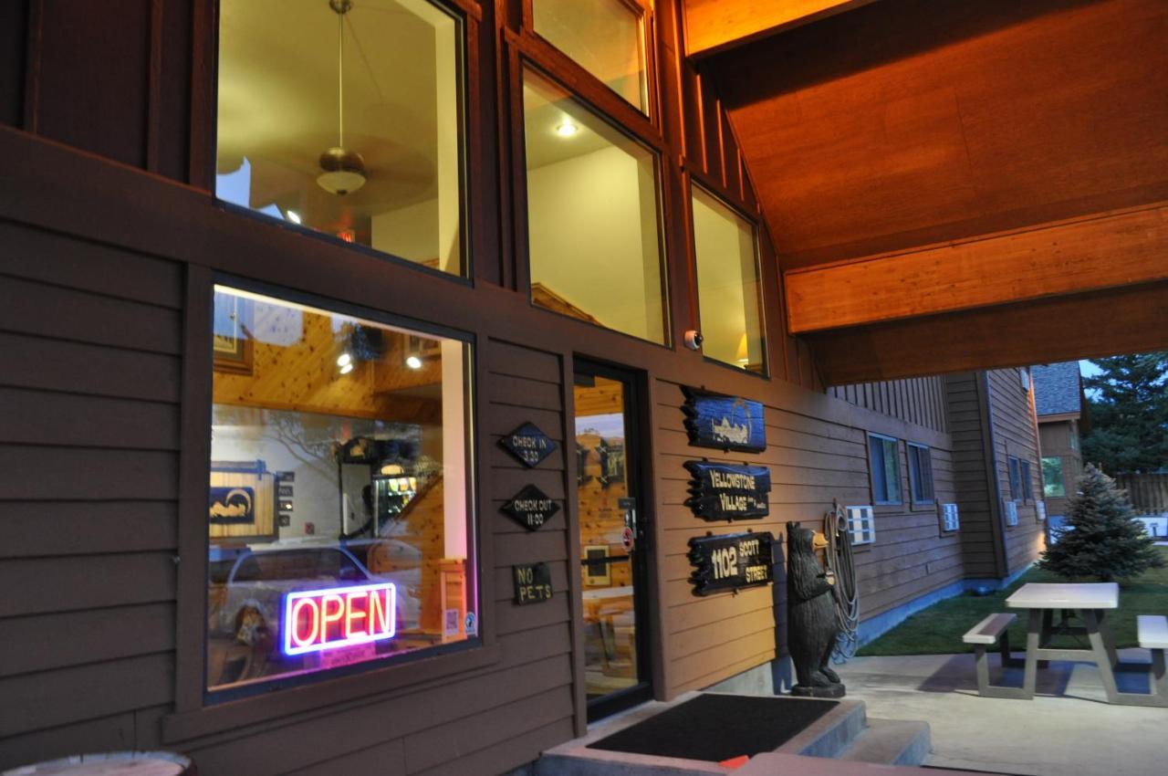 Yellowstone Village Inn And Suites Gardiner Exterior photo