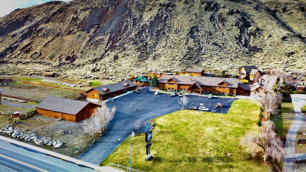 Yellowstone Village Inn And Suites Gardiner Exterior photo