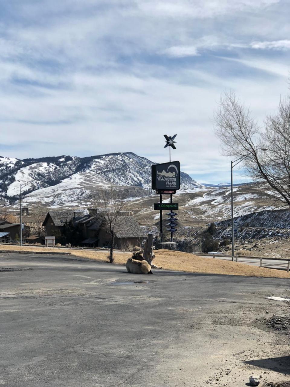 Yellowstone Village Inn And Suites Gardiner Exterior photo