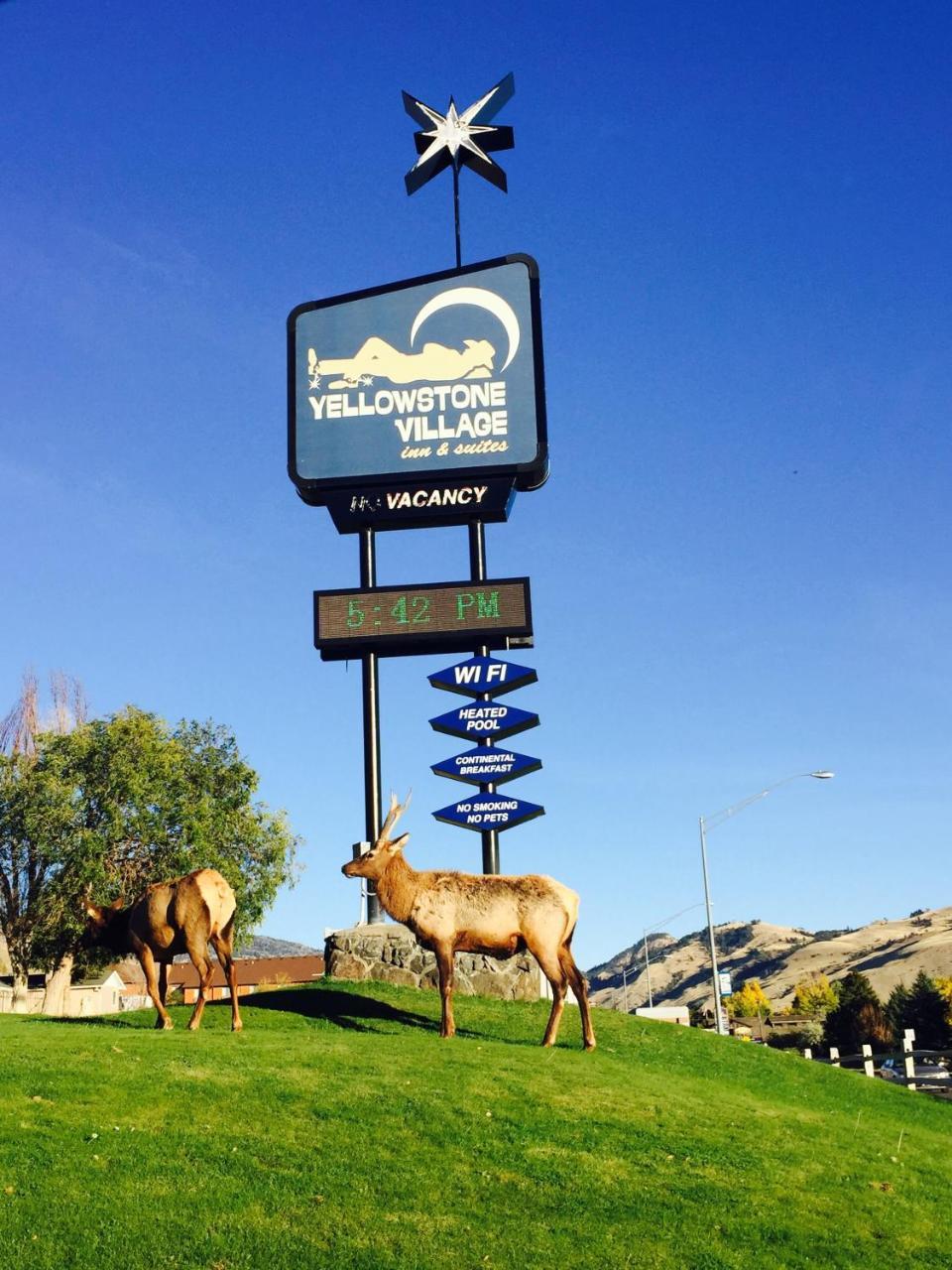 Yellowstone Village Inn And Suites Gardiner Exterior photo