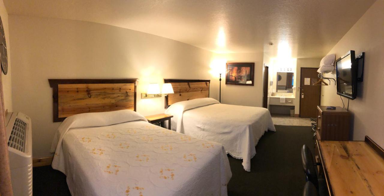 Yellowstone Village Inn And Suites Gardiner Exterior photo