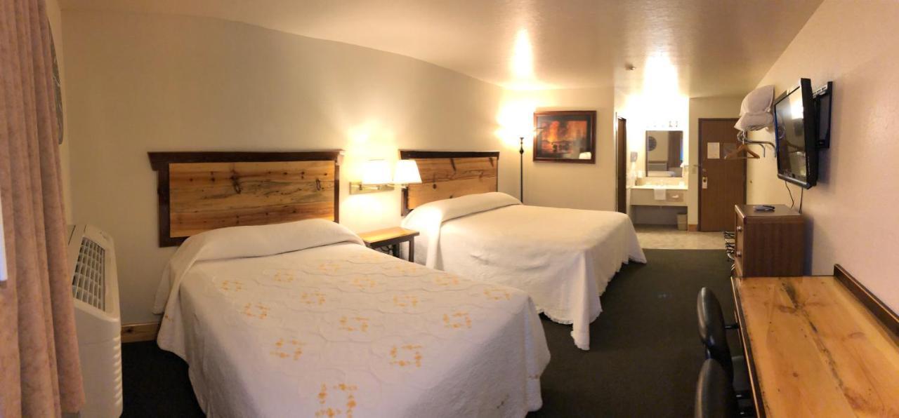 Yellowstone Village Inn And Suites Gardiner Exterior photo