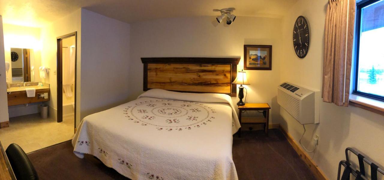Yellowstone Village Inn And Suites Gardiner Exterior photo