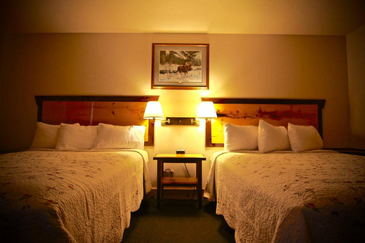 Yellowstone Village Inn And Suites Gardiner Exterior photo